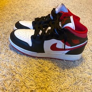 Jordan 1 Mid (No Box)